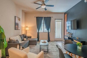 TV, offices - Luxe Stay | Kierland, TPC Golf, Pool, Gym, W/D (Scottsdale)