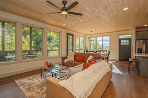 TV, fireplace - SplashOfSunshine: Indoor Pool, Views, Games, Hot Tub, Wifi, Modern, Gatlinburg! (Gatlinburg)