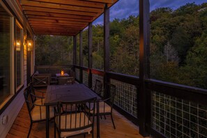Outdoor dining - SplashOfSunshine: Indoor Pool, Views, Games, Hot Tub, Wifi, Modern, Gatlinburg! (Gatlinburg)