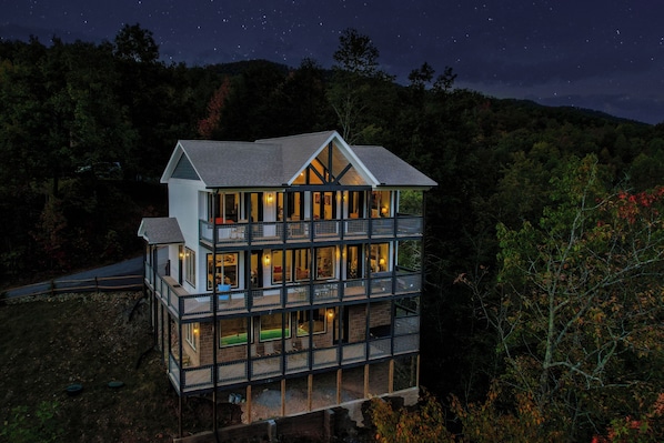 Exterior - SplashOfSunshine: Indoor Pool, Views, Games, Hot Tub, Wifi, Modern, Gatlinburg! (Gatlinburg)