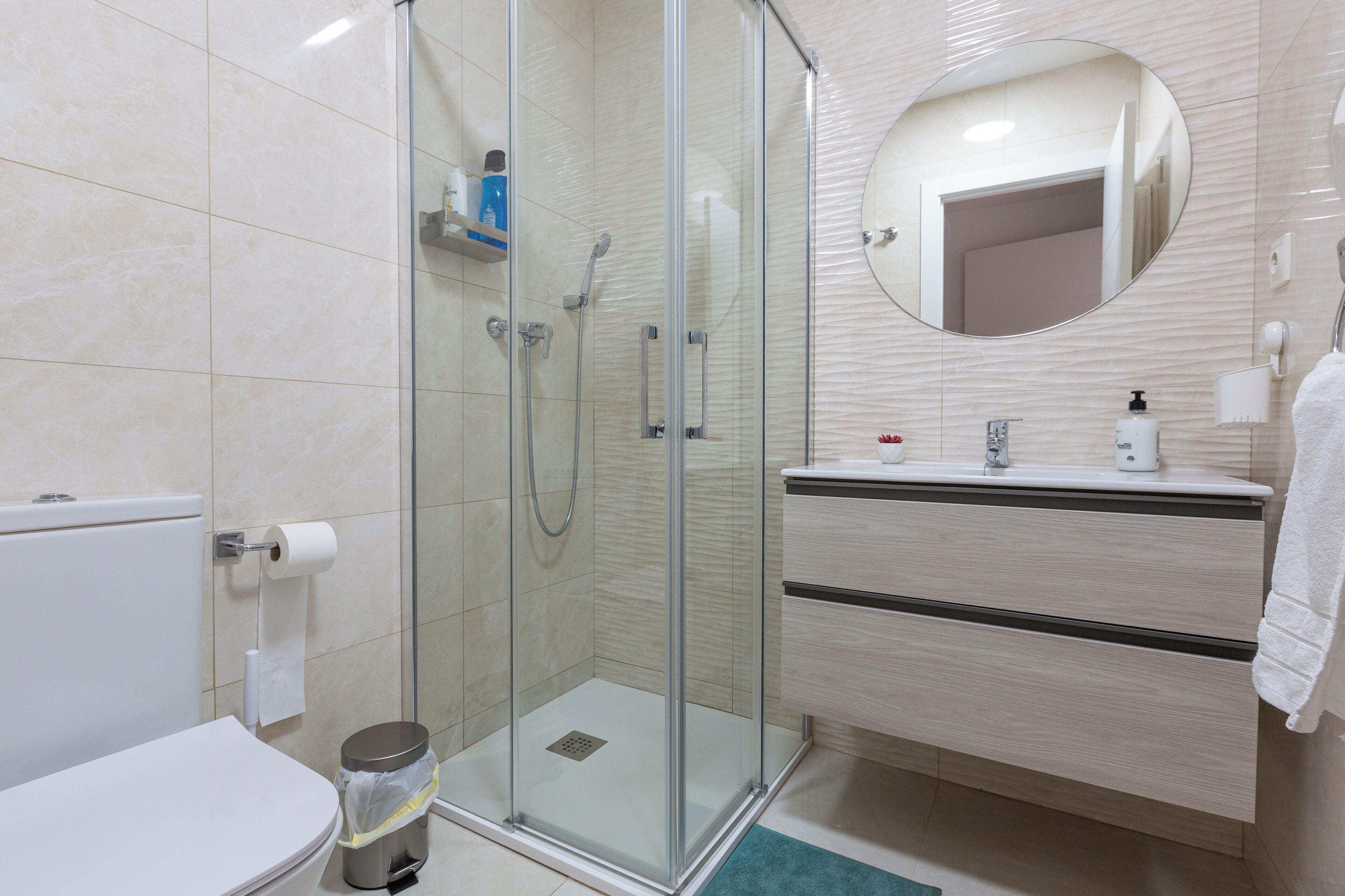 Een douche, een haardroger, handdoeken, zeep