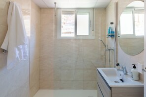 Chuveiro, secador de cabelo, toalhas de banho, sabonete