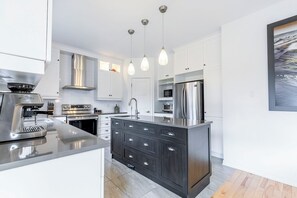 Fridge, microwave, oven, stovetop - Spacious 4BR • King Bed • Free Parking (Brossard)