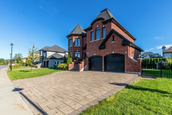 Exterior - Spacious 4BR • King Bed • Free Parking (Brossard)