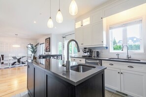 Fridge, microwave, oven, stovetop - Spacious 4BR • King Bed • Free Parking (Brossard)