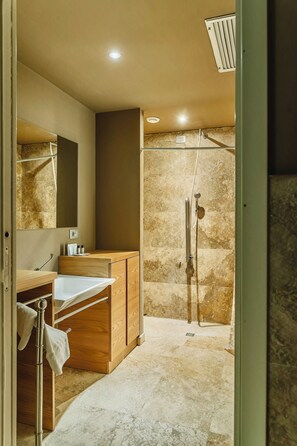 Condo | Bathroom