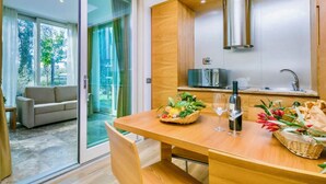 Apartamento | Cozinha privada | Geladeira grande, micro-ondas, cooktop, lava-louças