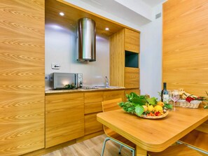 Apartamento | Cocina privada | Frigorífico grande, microondas, placa de cocina y lavavajillas