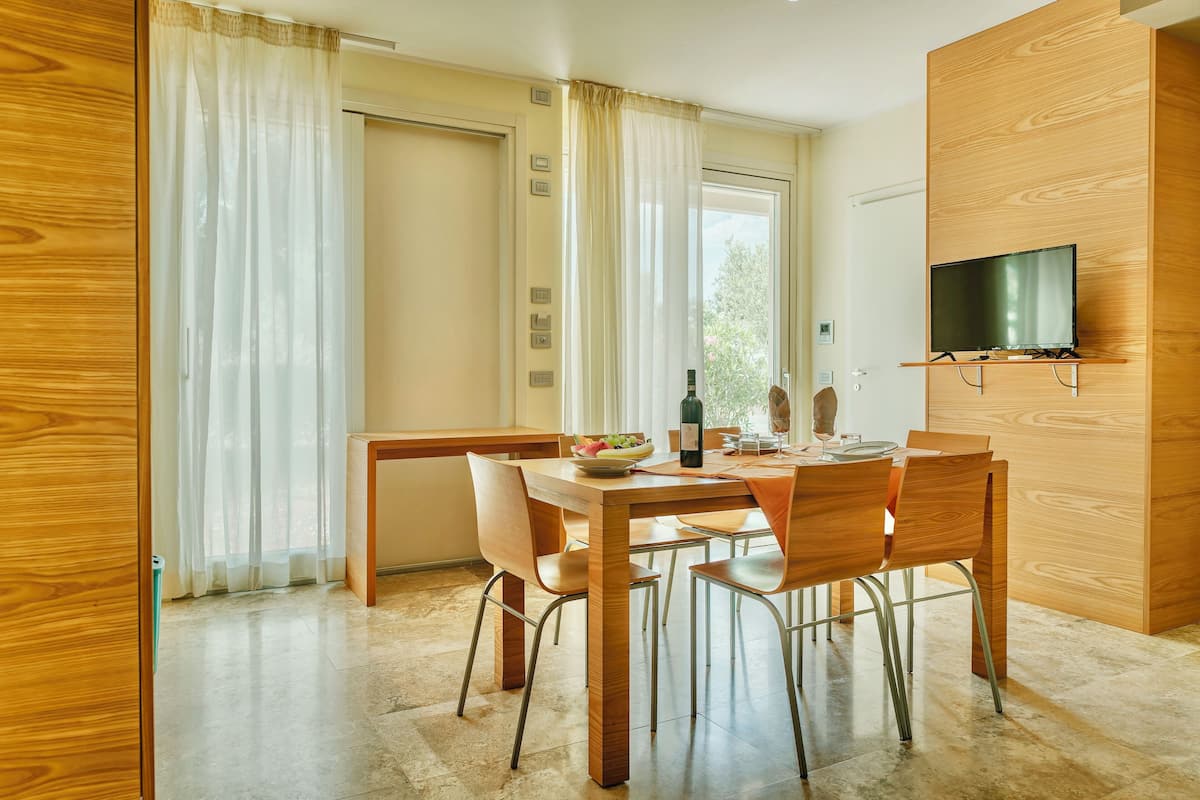 Apartment | Wohnbereich | 24-Zoll-Flachbildfernseher mit Satellitenempfang