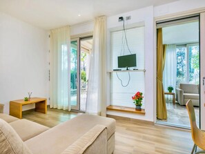 Apartamento | Zona de estar | Televisión de pantalla plana de 24 pulgadas con canales por satélite