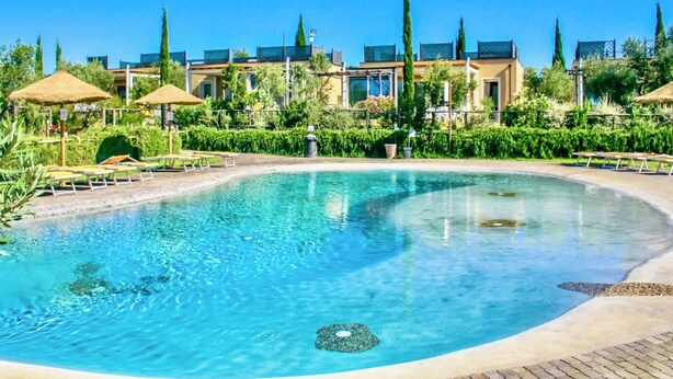 Piscina externa sazonal, funciona das 9h às 19h30, guarda-sóis