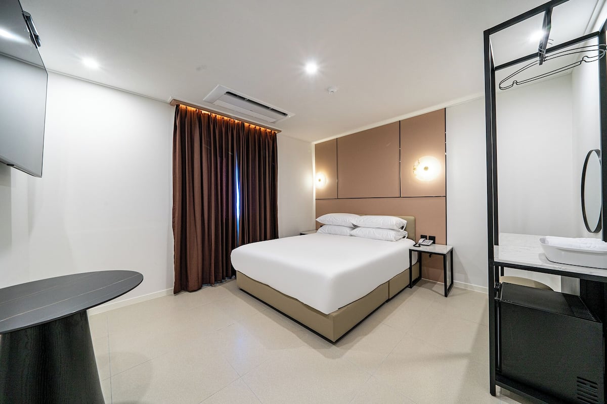 Standaard kamer, 1 queensize bed | Luxe beddengoed, pillowtop-bedden, individueel gedecoreerd