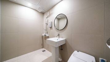 Quarto standard, 1 cama Queen | Banheiro | Banheira de imersão, chuveiro com efeito de chuva