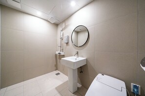 Standardværelse - 1 queensize-seng | Badeværelse | Dybe badekar, brusehoved med spredningseffekt, designertoiletartikler