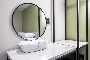 Standardzimmer, 1 Queen-Bett | Hochwertige Bettwaren, Pillowtop-Betten, individuell dekoriert