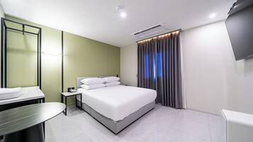 Standard Room, 1 Queen Bed | Premium bedding, pillowtop beds, individually decorated