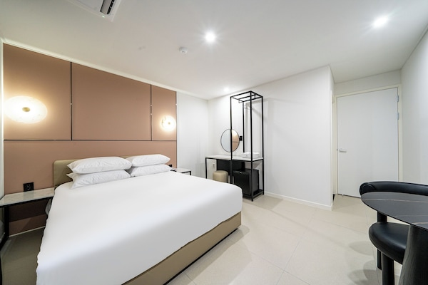 Habitación estándar, 1 cama de matrimonio | Ropa de cama de alta calidad y colchones con acolchado adicional
