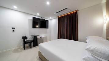 Standard Room, 1 Queen Bed | Premium bedding, pillow-top beds, individually decorated