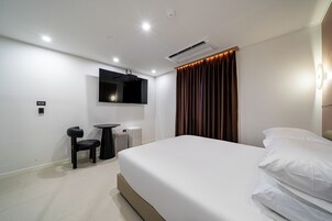 Standard Room, 1 Queen Bed | Premium bedding, pillowtop beds, individually decorated