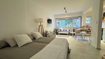 1 habitación, tabla de planchar con plancha, cuna de viaje y wifi