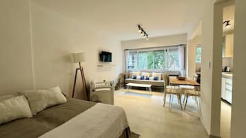 1 habitación, tabla de planchar con plancha, cuna de viaje y wifi