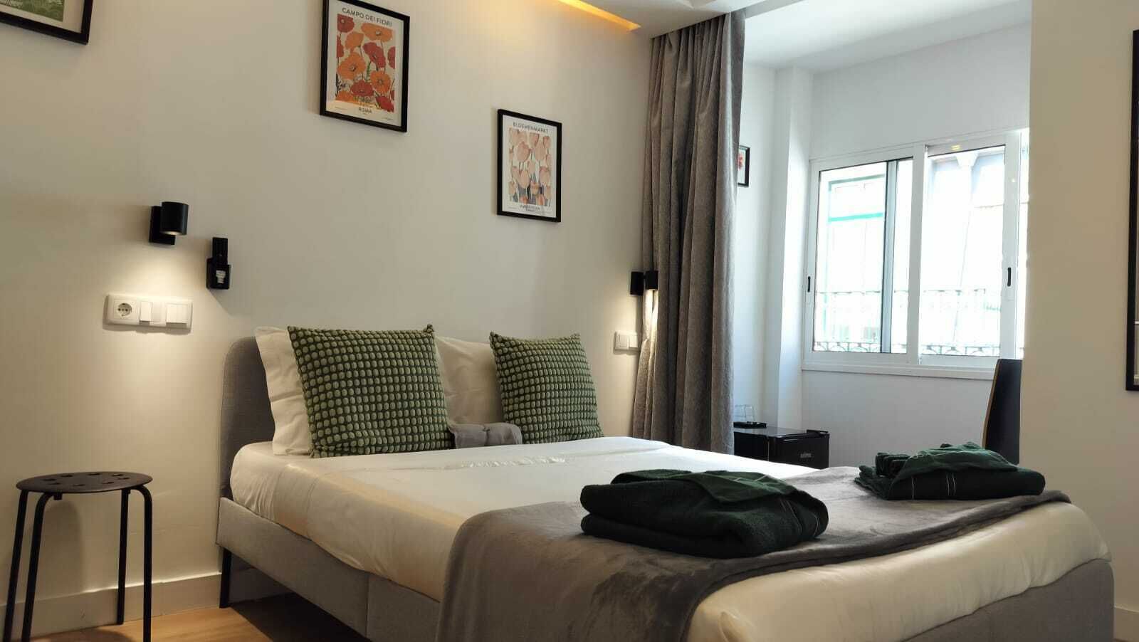 Decoración personalizada, wifi gratis y ropa de cama 