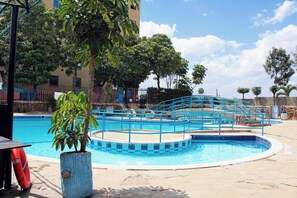 Outdoor pool - Global Hotels & Suites Kitengela (Kitengela)