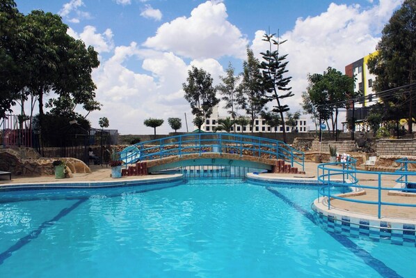 Outdoor pool - Global Hotels & Suites Kitengela (Kitengela)