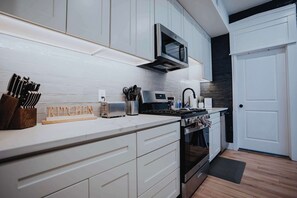 Fridge, microwave, oven, stovetop - Soulard 4BR Near Busch & Arch — Private Patio, Fast Wi-Fi, Easy Parking (St. Louis)