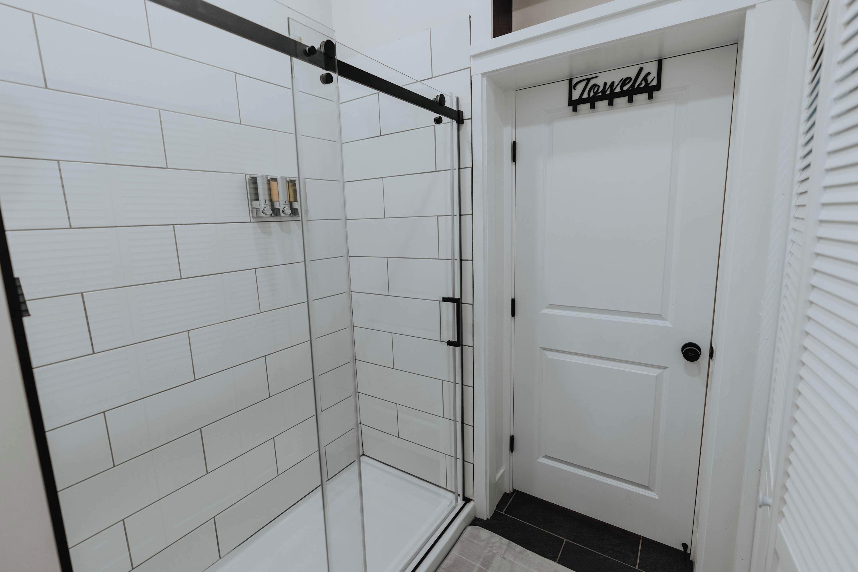 Bruser, hårtørrer, håndklæder, Shampoo