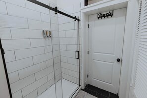 Douche, séchoir à cheveux, serviettes fournies, shampooing