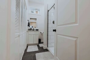 Ducha, secador de pelo y toallas