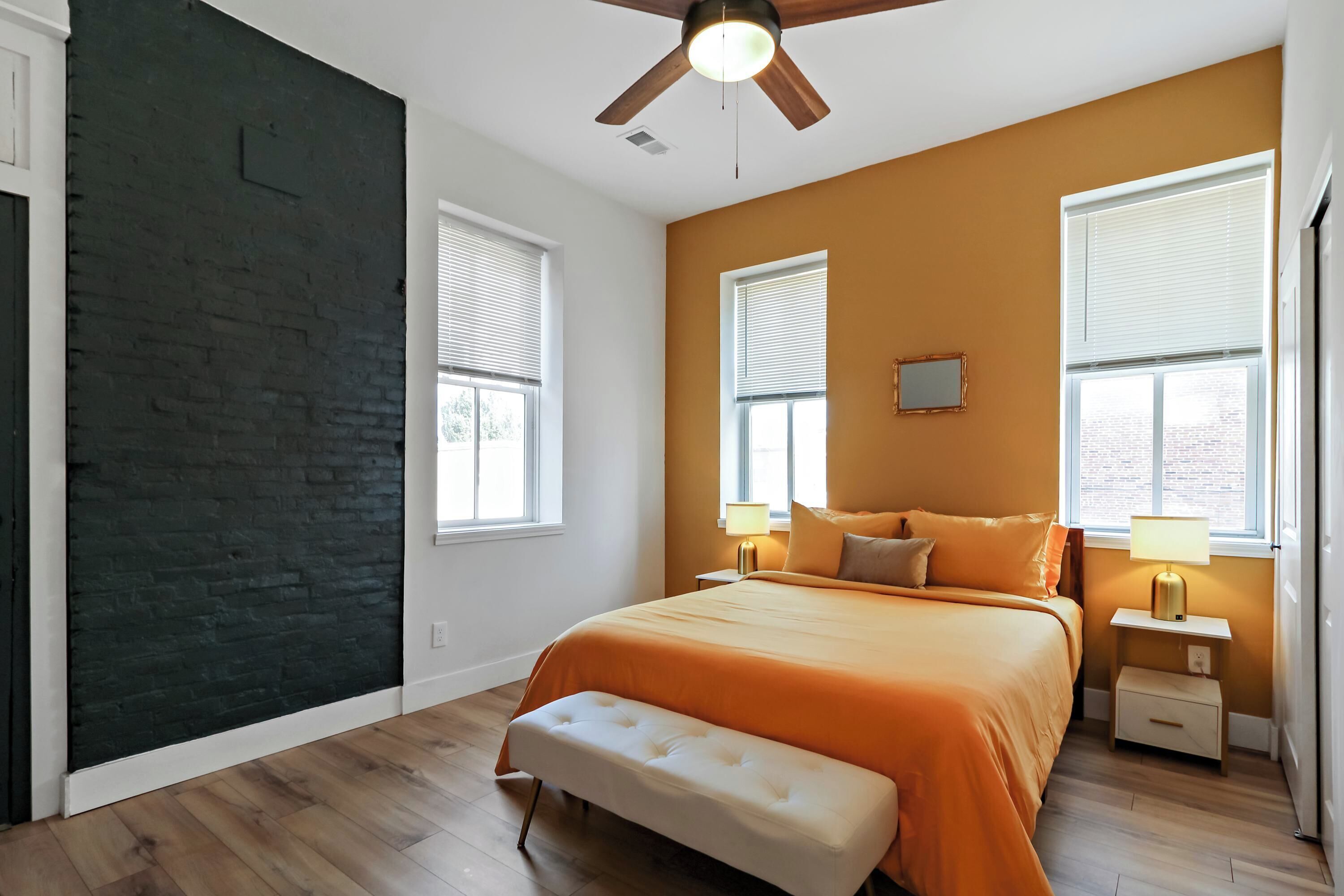 4 habitaciones, tabla de planchar con plancha, wifi y ropa de cama 