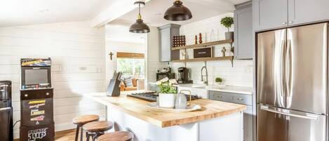 ثلاجة، ميكروويف، فرن، موقد طهي مسطح