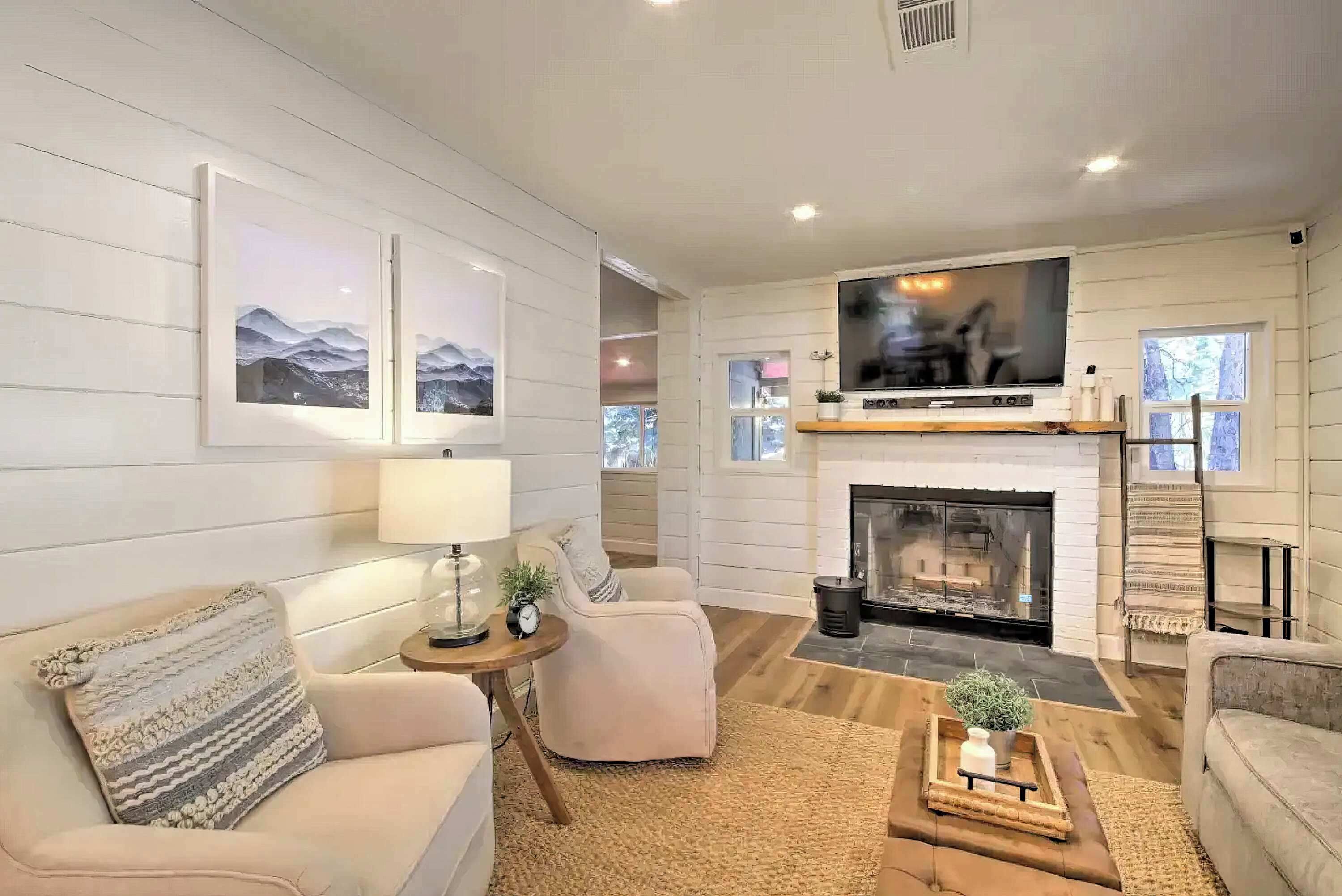 Televisie, een open haard en een kantoor