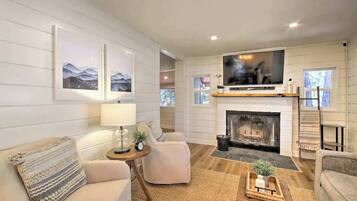 Televisie, een open haard en een kantoor