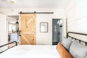 2 bedrooms, WiFi, bed sheets - Navigate Stays Cabin w Fireplace Near Ski Resorts (Big Bear)