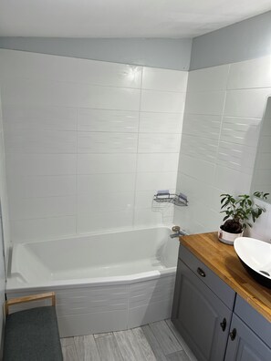 Hårtork, handdukar och toalettpapper