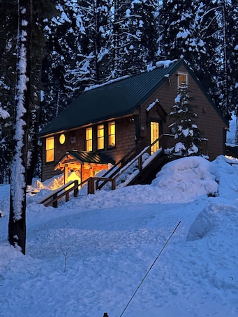 Exterior. Cabin walking distance to Donner Lake