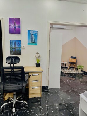 1 Schlafzimmer, Schreibtisch, laptopgeeigneter Arbeitsplatz