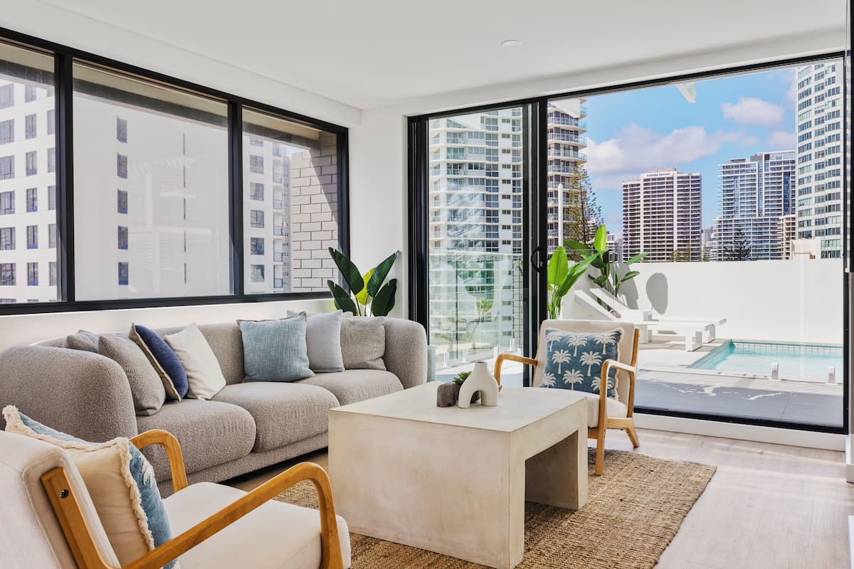 Çatı Katı Süiti (Penthouse), 3 Yatak Odası, Kişiye Özel Havuzlu (includes parking) | Oturma alanı | Dijital TV kanalları bulunan 50 inç akıllı televizyon
