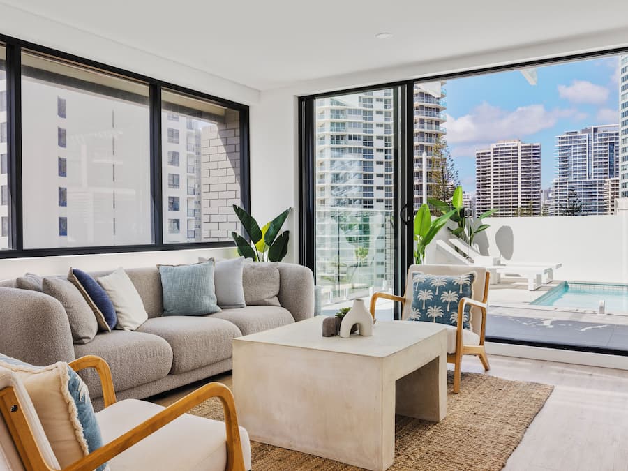 Loftsleilighet, 3 soverom, privat basseng, havutsikt (includes parking) | Oppholdsområde | En 50-tommers smart-TV med digitale kanaler samt strømmetjenester