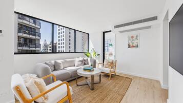Apartment, 3 Schlafzimmer, Meerblick (No parking) | Wohnbereich | 50-Zoll-Smart-TV mit Digitalempfang, Streaming-Dienste
