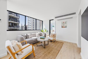 Apartamento, 3 habitaciones, vistas al mar (No parking) | Zona de estar | Smart TV de 50 pulgadas con canales digitales, servicios de streaming