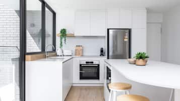 Deluxe Apartment, 2 Bedrooms, Partial Ocean View | Private kitchen