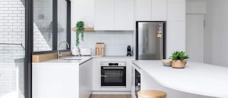 Deluxe appartement, 2 slaapkamers, gedeeltelijk uitzicht op oceaan (includes parking) | Privékeuken | Een koelkast/vriezer, een magnetron, een kookplaat, een vaatwasser