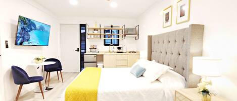 1 slaapkamer, een strijkplank/strijkijzer, wifi, beddengoed