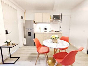 Kühlschrank, Mikrowelle, Herdplatte, Wasserkocher mit Kaffee-/Teezubehör