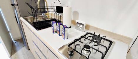 冷蔵庫、電子レンジ、コンロ、コーヒー / ティーメーカー