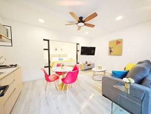 1 bedroom, iron/ironing board, WiFi, bed sheets - Urban Elegance: Spacious Loft with King Bed. (Ciudad de México)